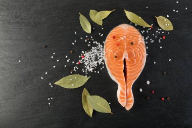 Doğal siyah arka plan üzerine çiğ somon Steak dilim. Taze kırmızı balık veya görünümünün alabalık en iyi yer ile metin için kalın parça