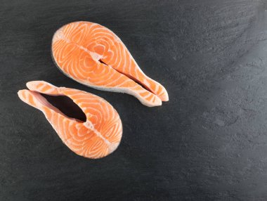 Doğal siyah arka plan üzerine çiğ somon Steak dilim. Taze kırmızı balık veya görünümünün alabalık en iyi yer ile metin için kalın parça