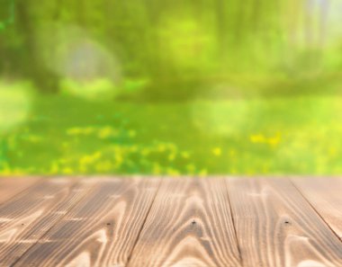 Güzel yaz gün boş ahşap masa dışında. Rustik ahşap resepsiyon açık arka plan. Şablon ürün reklam için tezgah ile sahte