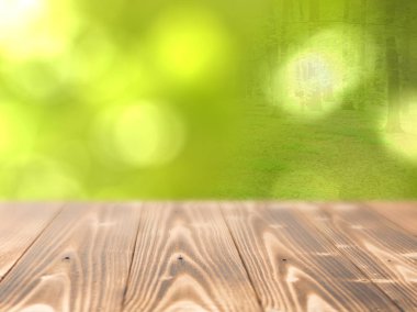 Güzel yaz gün boş ahşap masa dışında. Rustik ahşap resepsiyon açık arka plan. Şablon ürün reklam için tezgah ile sahte