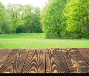 Güzel yaz gün boş ahşap masa dışında. Rustik ahşap resepsiyon açık arka plan. Şablon ürün reklam için tezgah ile sahte