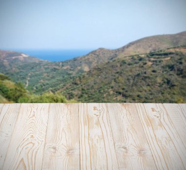 Güzel yaz günü dağ manzaralı ahşap masa dışında. Rustik ahşap resepsiyon açık arka plan. Şablon ürün reklam için tezgah ile sahte