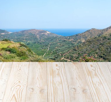 Güzel yaz günü dağ manzaralı ahşap masa dışında. Rustik ahşap resepsiyon açık arka plan. Şablon ürün reklam için tezgah ile sahte