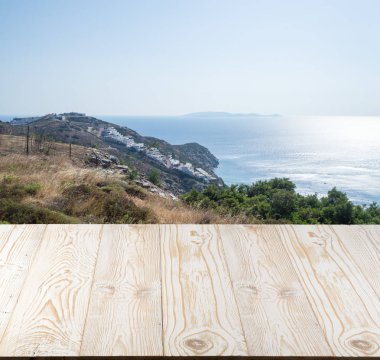 Güzel yaz günü manzaralı ahşap masa dışında. Rustik ahşap Resepsiyon deniz görünümü arka plan üzerine açık. Şablon ürün reklam için tezgah ile sahte