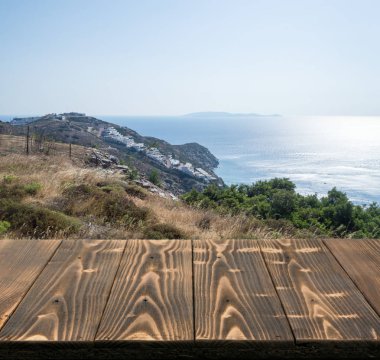 Güzel yaz günü manzaralı ahşap masa dışında. Rustik ahşap Resepsiyon deniz görünümü arka plan üzerine açık. Şablon ürün reklam için tezgah ile sahte