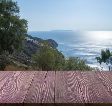 Güzel yaz günü manzaralı ahşap masa dışında. Rustik ahşap Resepsiyon deniz görünümü arka plan üzerine açık. Şablon ürün reklam için tezgah ile sahte