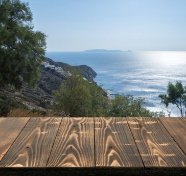 Güzel yaz günü manzaralı ahşap masa dışında. Rustik ahşap Resepsiyon deniz görünümü arka plan üzerine açık. Şablon ürün reklam için tezgah ile sahte