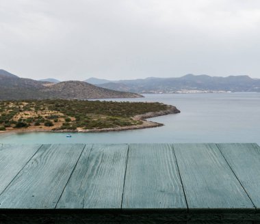 Güzel yaz günü manzaralı ahşap masa dışında. Rustik ahşap Resepsiyon deniz görünümü arka plan üzerine açık. Şablon ürün reklam için tezgah ile sahte