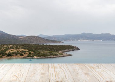 Güzel yaz günü manzaralı ahşap masa dışında. Rustik ahşap Resepsiyon deniz görünümü arka plan üzerine açık. Şablon ürün reklam için tezgah ile sahte