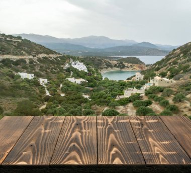 Güzel yaz günü manzaralı ahşap masa dışında. Rustik ahşap Resepsiyon deniz görünümü arka plan üzerine açık. Şablon ürün reklam için tezgah ile sahte