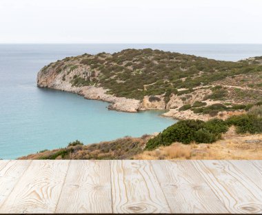 Güzel yaz günü manzaralı ahşap masa dışında. Rustik ahşap Resepsiyon deniz görünümü arka plan üzerine açık. Şablon ürün reklam için tezgah ile sahte