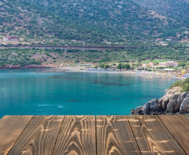 Güzel yaz günü manzaralı ahşap masa dışında. Rustik ahşap Resepsiyon deniz görünümü arka plan üzerine açık. Şablon ürün reklam için tezgah ile sahte