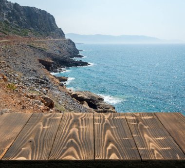 Güzel yaz günü manzaralı ahşap masa dışında. Rustik ahşap Resepsiyon deniz görünümü arka plan üzerine açık. Şablon ürün reklam için tezgah ile sahte