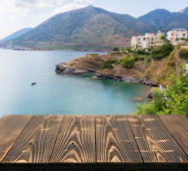 Güzel yaz günü manzaralı ahşap masa dışında. Rustik ahşap Resepsiyon deniz görünümü arka plan üzerine açık. Şablon ürün reklam için tezgah ile sahte