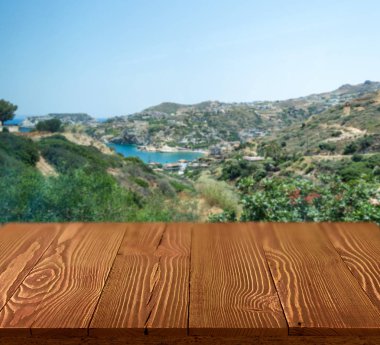 Güzel yaz günü dağ manzaralı ahşap masa dışında. Rustik ahşap resepsiyon açık arka plan. Şablon ürün reklam için tezgah ile sahte