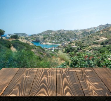 Güzel yaz günü dağ manzaralı ahşap masa dışında. Rustik ahşap resepsiyon açık arka plan. Şablon ürün reklam için tezgah ile sahte