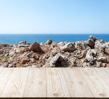 Güzel yaz günü manzaralı ahşap masa dışında. Rustik ahşap Resepsiyon deniz görünümü arka plan üzerine açık. Şablon ürün reklam için tezgah ile sahte