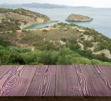 Güzel yaz günü manzaralı ahşap masa dışında. Rustik ahşap Resepsiyon deniz görünümü arka plan üzerine açık. Şablon ürün reklam için tezgah ile sahte