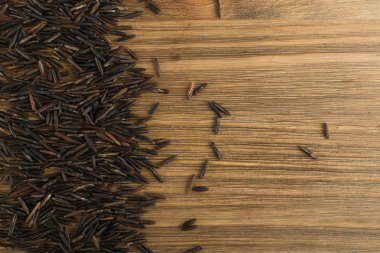 Ham siyah yabani pirinç arka plan üstten görünüm. Sağlıklı diyet Kanada pirinç tahıl doku ile metin için yer