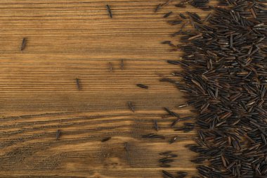 Ham siyah yabani pirinç arka plan üstten görünüm. Sağlıklı diyet Kanada pirinç tahıl doku ile metin için yer