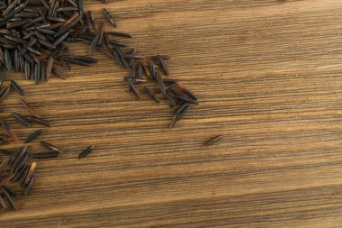 Ham siyah yabani pirinç arka plan üstten görünüm. Sağlıklı diyet Kanada Bio pirinç tahıl doku ile metin için yer