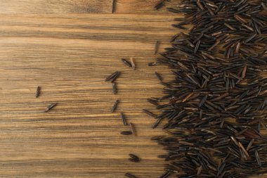 Ham siyah yabani pirinç arka plan üstten görünüm. Sağlıklı diyet Kanada Bio pirinç tahıl doku ile metin için yer