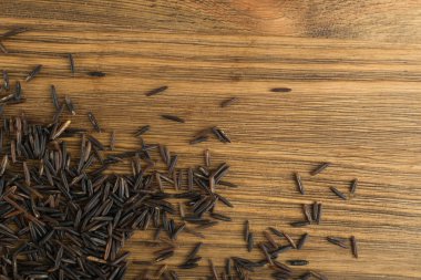 Ham siyah yabani pirinç arka plan üstten görünüm. Sağlıklı diyet Kanada Bio pirinç tahıl doku ile metin için yer