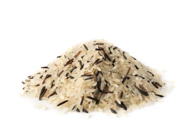 Yığın ham siyah yabani pirinç ve izole kaynatılmış beyaz Bio pirinç karışımı