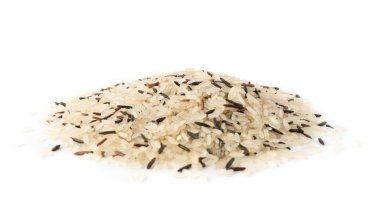 Yığın ham siyah yabani pirinç ve izole kaynatılmış beyaz Bio pirinç karışımı