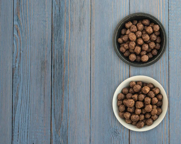 Tigela Com Bolas Milho Chocolate Para Café Manhã Fundo Madeira — Fotografia de Stock