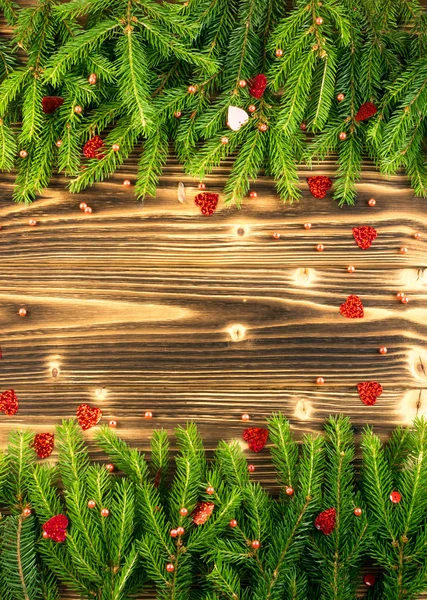 Weihnachtlicher Hintergrund Mit Tannenzweigen Auf Holzkulisse Flach Gelegt Und Von — Stockfoto