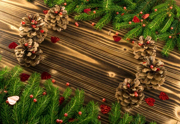 Weihnachtlicher Hintergrund Mit Tannenzweigen Auf Holzkulisse Flach Gelegt Und Von — Stockfoto