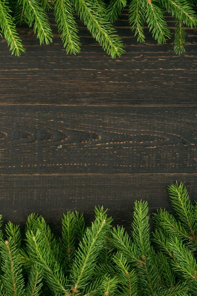 木製背景フラット レイアウトとビュー上のモミの枝でクリスマスの背景 コピー スペース クリスマス花のフレームの装飾 年賀の創造的なクリスマス ツリーの枠線 — ストック写真