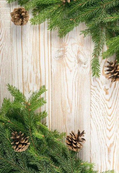 木製背景フラット レイアウトとビュー上のモミの枝でクリスマスの背景 コピー スペース クリスマス花のフレームの装飾 年賀の創造的なクリスマス ツリーの枠線 — ストック写真