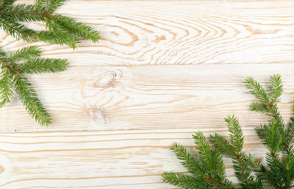 Weihnachtlicher Hintergrund Mit Tannenzweigen Auf Holzkulisse Flach Gelegt Und Von — Stockfoto