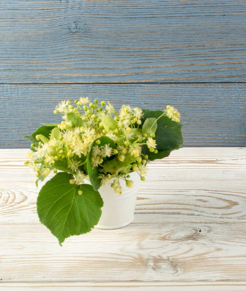 木製の背景にシナノキの花 木製のテーブルのテクスチャーに美しい夏の花束 テキスト シナノキの花 — ストック写真