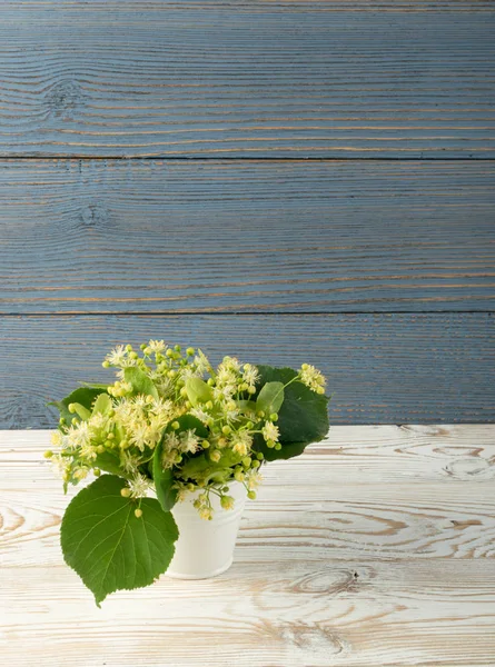 木製の背景にシナノキの花 木製のテーブルのテクスチャーに美しい夏の花束 テキスト シナノキの花 — ストック写真