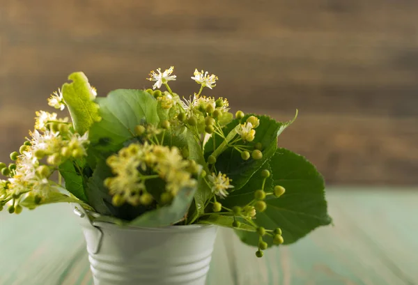 木製の背景にシナノキの花 木製のテーブルのテクスチャーに美しい夏の花束 テキスト シナノキの花 — ストック写真