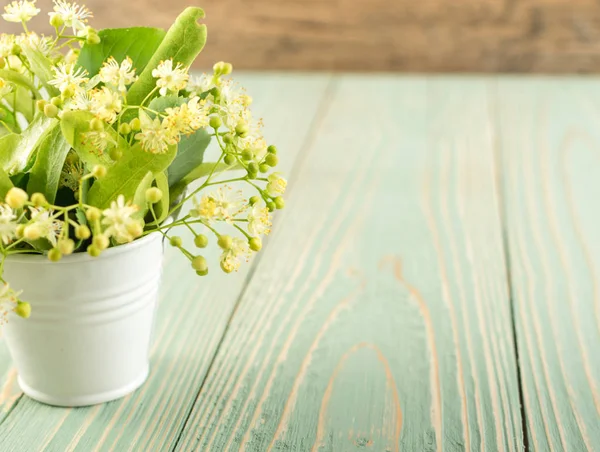 木製の背景にシナノキの花 木製のテーブルのテクスチャーに美しい夏の花束 テキスト シナノキの花 — ストック写真