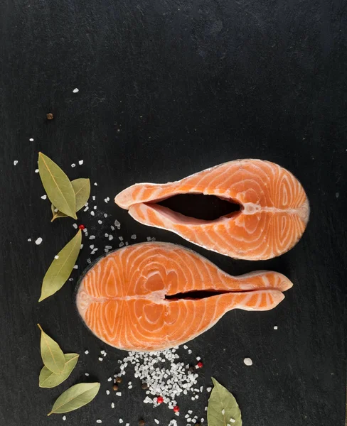 Doğal siyah arka plan üzerine çiğ somon Steak dilim. Taze kırmızı balık veya görünümünün alabalık en iyi yer ile metin için kalın parça