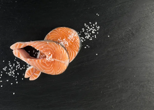 Doğal siyah arka plan üzerine çiğ somon Steak dilim. Taze kırmızı balık veya görünümünün alabalık en iyi yer ile metin için kalın parça