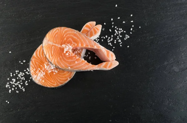 Doğal siyah arka plan üzerine çiğ somon Steak dilim. Taze kırmızı balık veya görünümünün alabalık en iyi yer ile metin için kalın parça