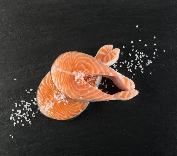 Шматочок Сирого Лосося Чорному Тлі Товстий Шматок Свіжої Червоної Риби — стокове фото