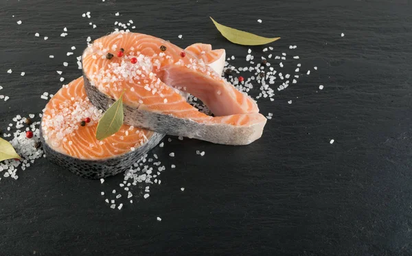 Doğal siyah arka plan üzerine çiğ somon Steak dilim. Taze kırmızı balık veya görünümünün alabalık en iyi yer ile metin için kalın parça