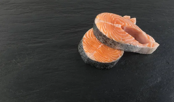 Doğal siyah arka plan üzerine çiğ somon Steak dilim. Taze kırmızı balık veya görünümünün alabalık en iyi yer ile metin için kalın parça