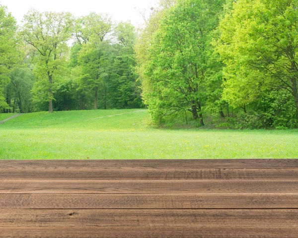 Güzel yaz gün boş ahşap masa dışında. Rustik ahşap resepsiyon açık arka plan. Şablon ürün reklam için tezgah ile sahte