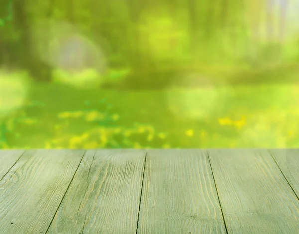 Güzel yaz gün boş ahşap masa dışında. Rustik ahşap resepsiyon açık arka plan. Şablon ürün reklam için tezgah ile sahte