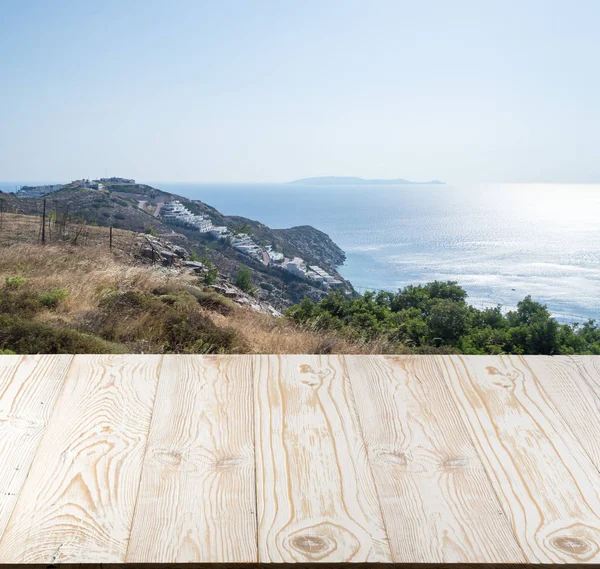 Güzel yaz günü manzaralı ahşap masa dışında. Rustik ahşap Resepsiyon deniz görünümü arka plan üzerine açık. Şablon ürün reklam için tezgah ile sahte