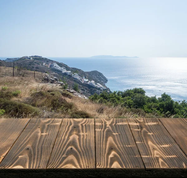 Güzel yaz günü manzaralı ahşap masa dışında. Rustik ahşap Resepsiyon deniz görünümü arka plan üzerine açık. Şablon ürün reklam için tezgah ile sahte