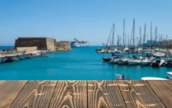美しい夏の日の海の見える外の木のテーブル 海のビューの背景に屋外素朴な木製デスク テンプレートの製品広告のためのカウンター トップを模擬 — ストック写真